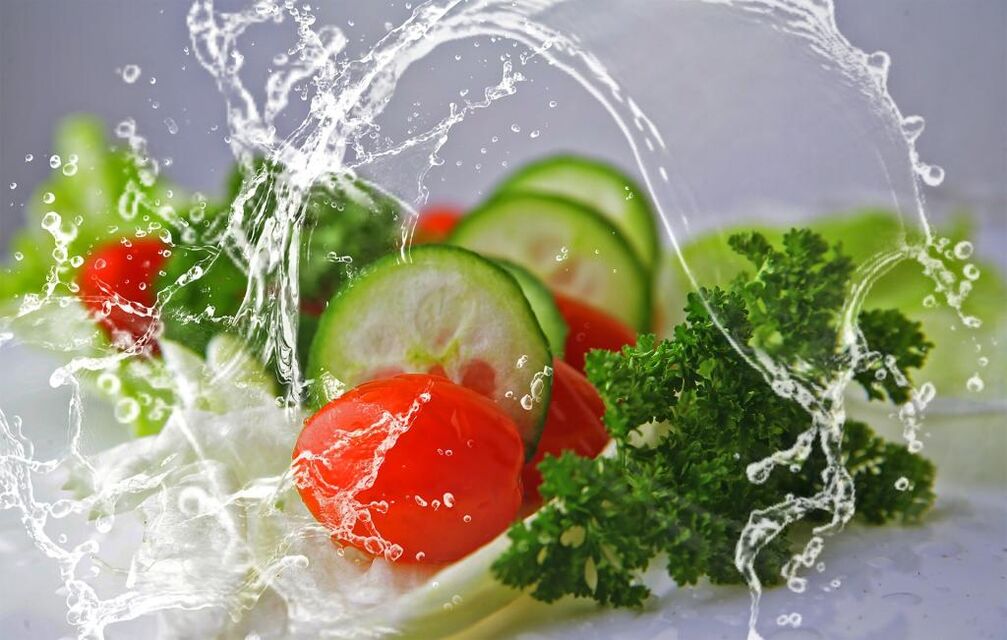 Mâncarea sănătoasă și apa sunt elemente importante necesare pentru pierderea în greutate
