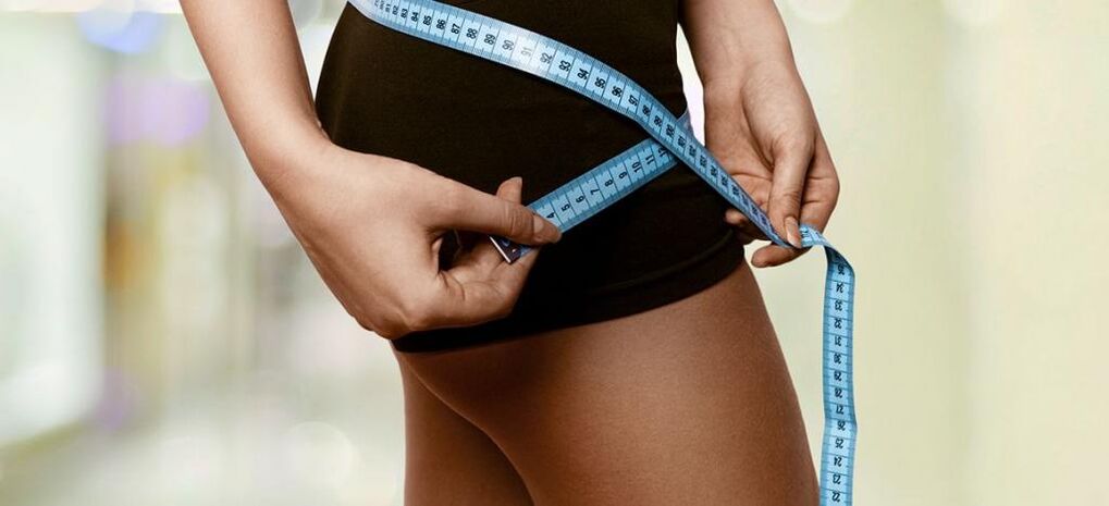 O femeie înregistrează rezultatele pierderii eficiente în greutate