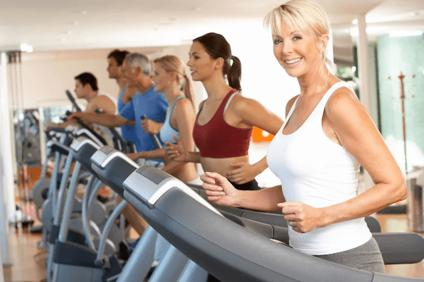 Antrenamentul cardio pe o bandă de alergare vă va ajuta să pierdeți în greutate în abdomen și laterale