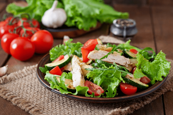 Salata cu pui și legume este o opțiune excelentă pentru o cină ușoară după antrenament. 
