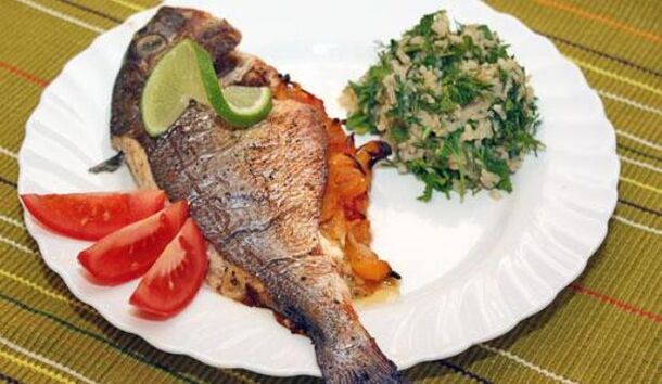 Pește slab cu salată în meniul de dietă pentru gută