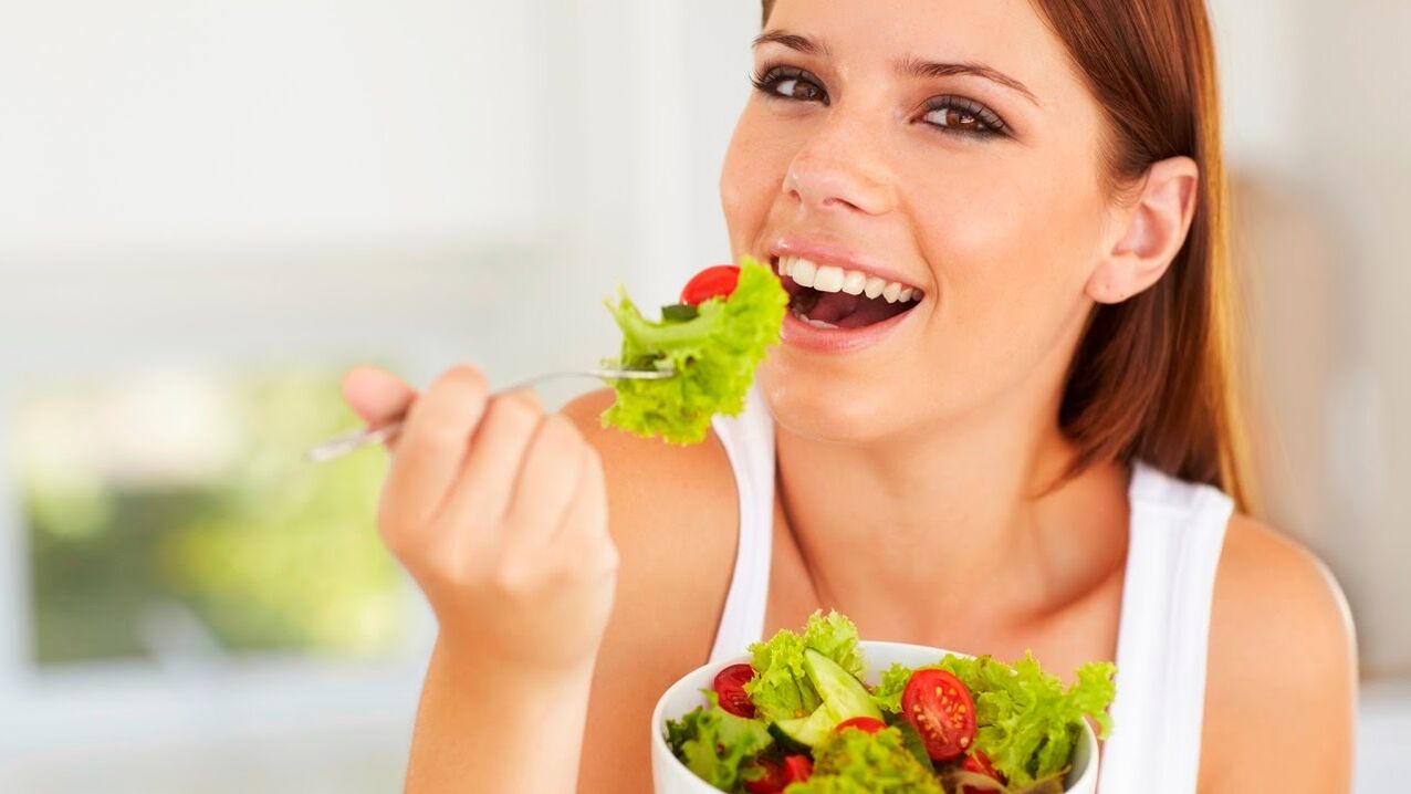 mâncând salată verde pe o dietă leneșă